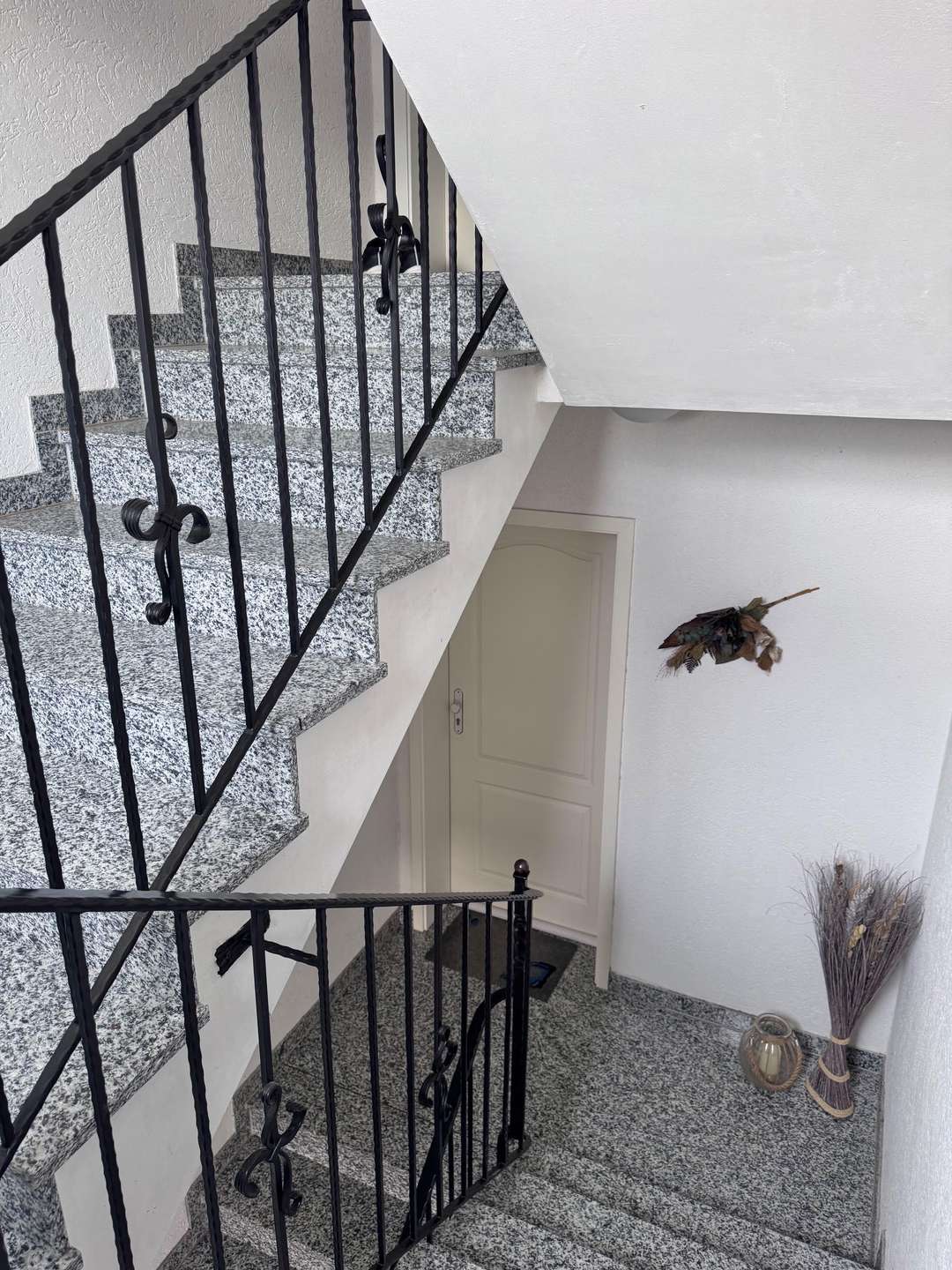 2 Etagen, Einbauk&uuml;che, Balkon, PKW-Stellplatz - was will man mehr ?